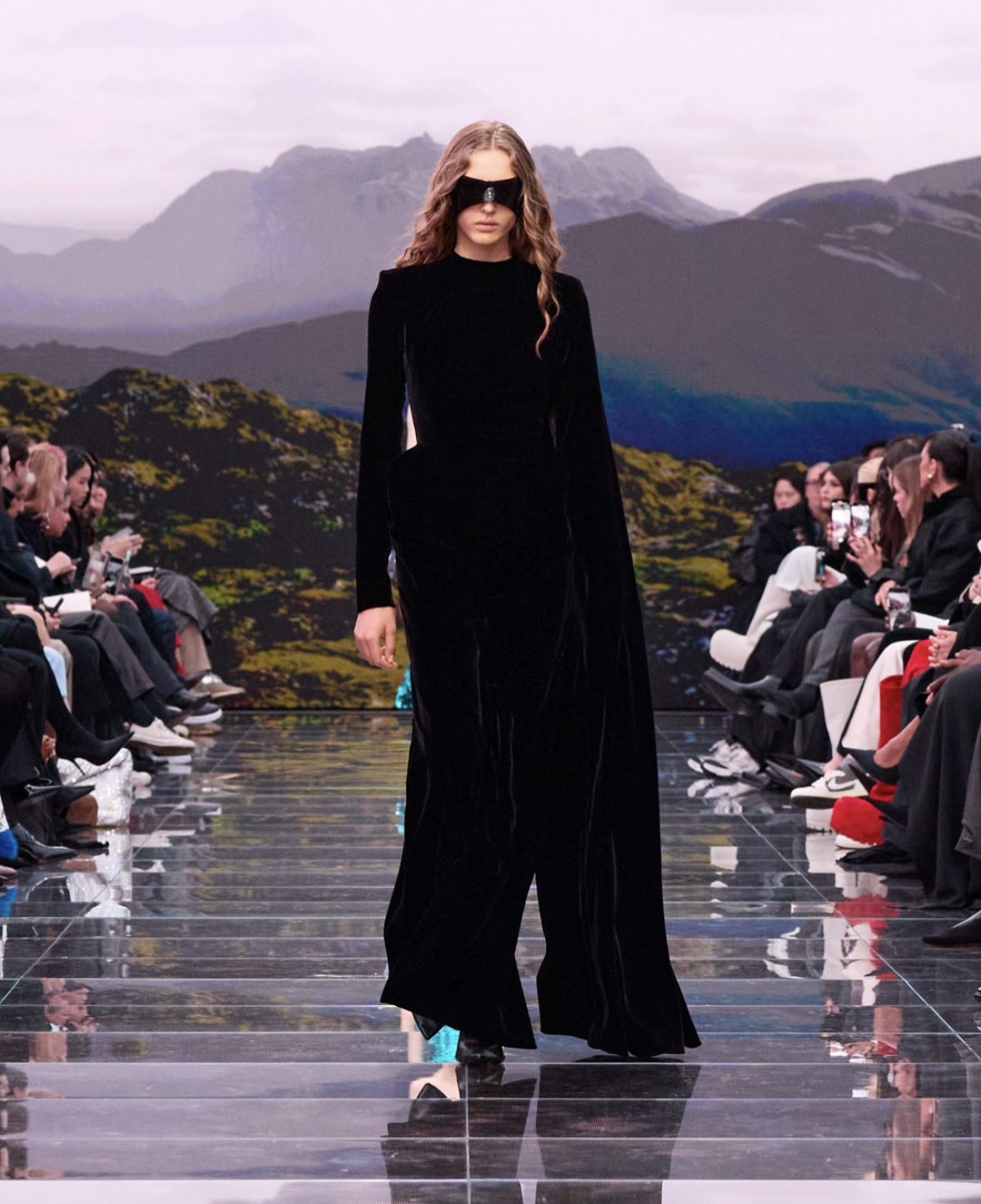 Valentino, Balenciaga, Mugler: дивимося покази Тижня моди у Парижі
