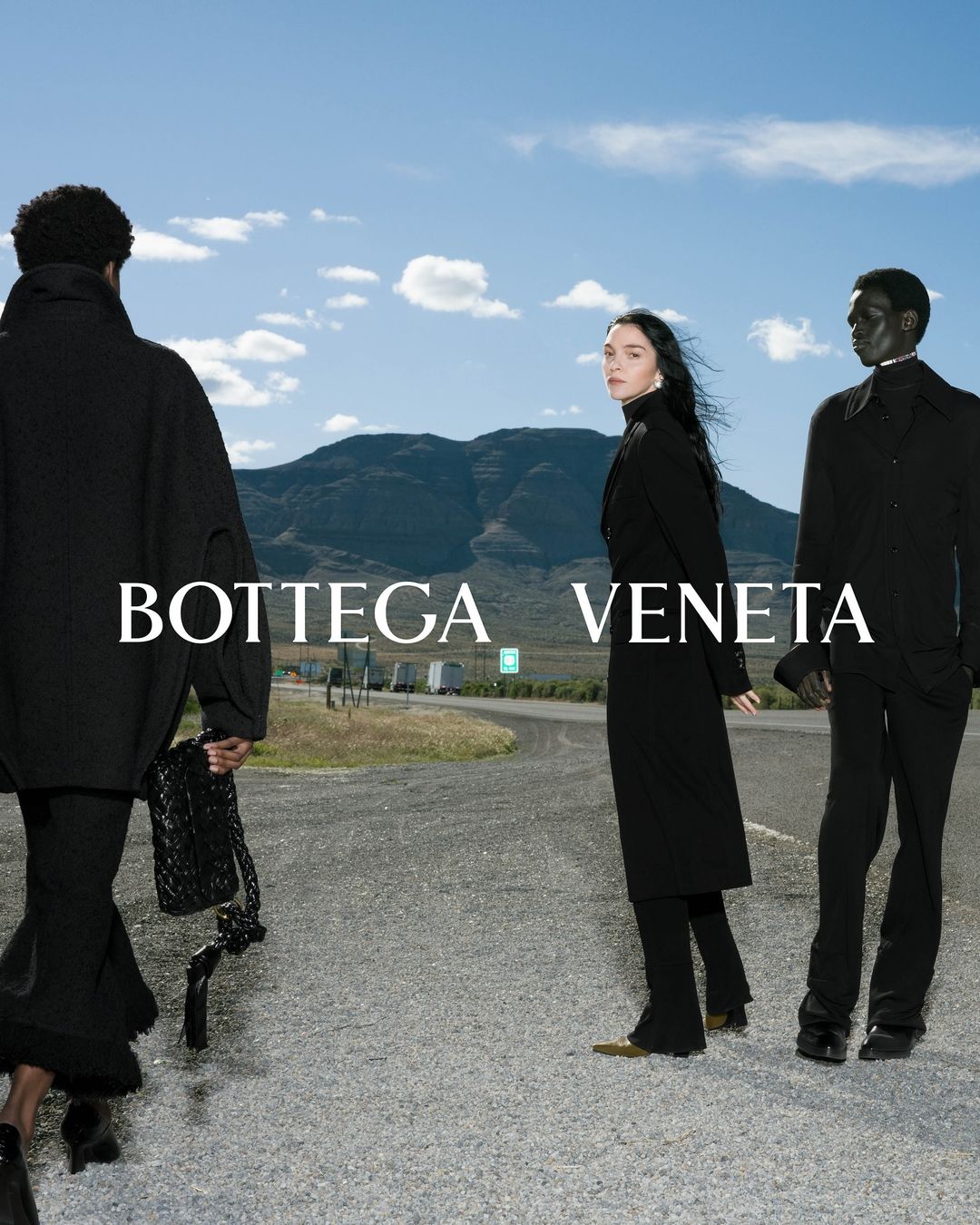 Мандрівка до пустелі у кампейні Bottega Veneta 